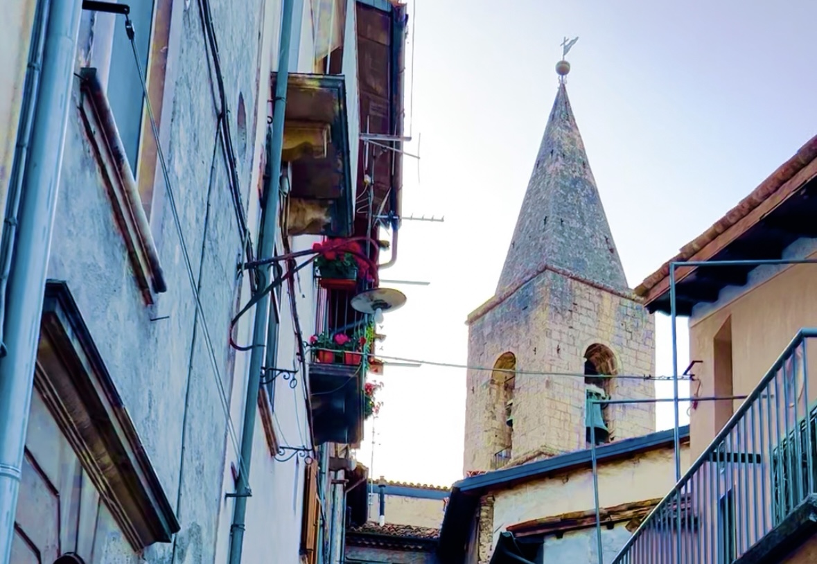 La chiesa di Santa Maria della Valle a Scanno, di fronte al B&B La Dimora di d'Annunzio